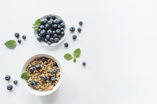 Café da manhã com mirtilo de frutas silvestres frescas