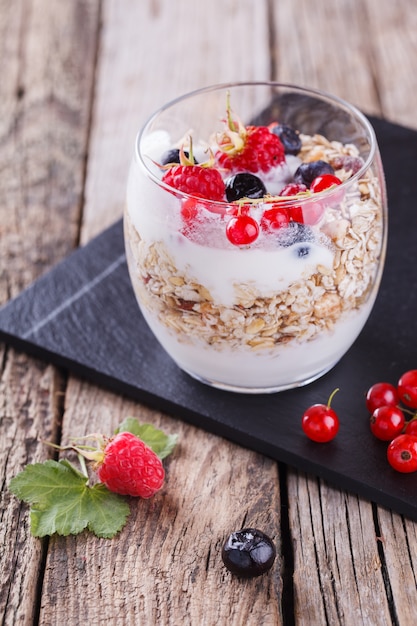 Café da manhã com muesli. Café da manhã saudável de verão