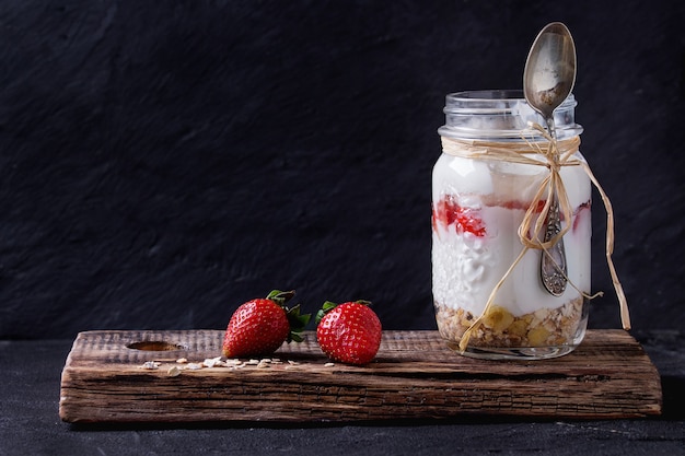 Café da manhã com muesli e iogurte