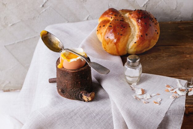 Café da manhã com ovo e pão