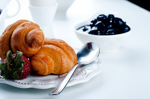 Café da manhã com ovos, croissants frescos