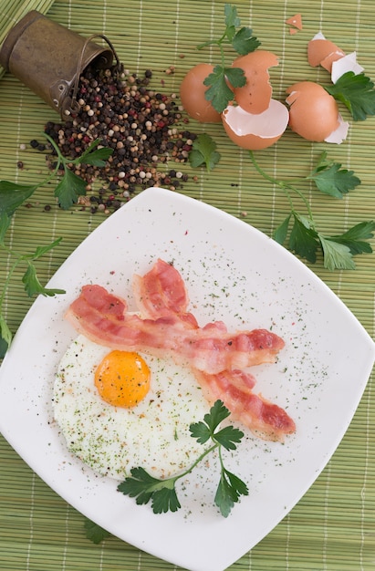 Café da manhã com ovos e bacon