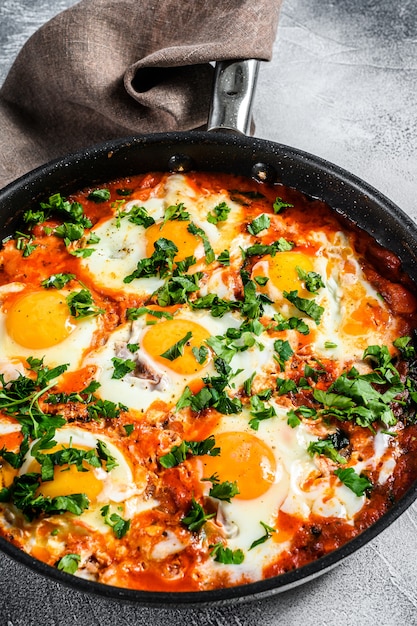 Café da manhã com ovos fritos, tomate.