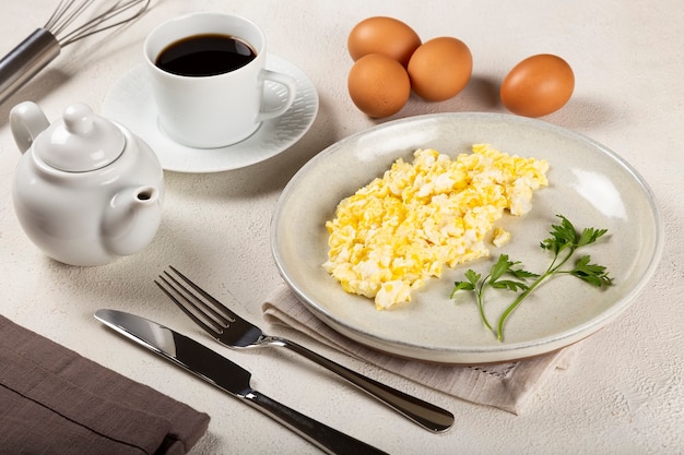 Café da Manhã com Ovos Mexidos na Mesa