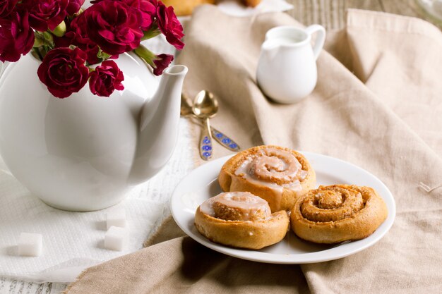 Café da manhã com pãezinhos de canela