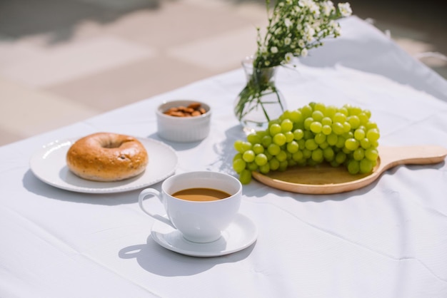 Café da Manhã com pão de café e frutas