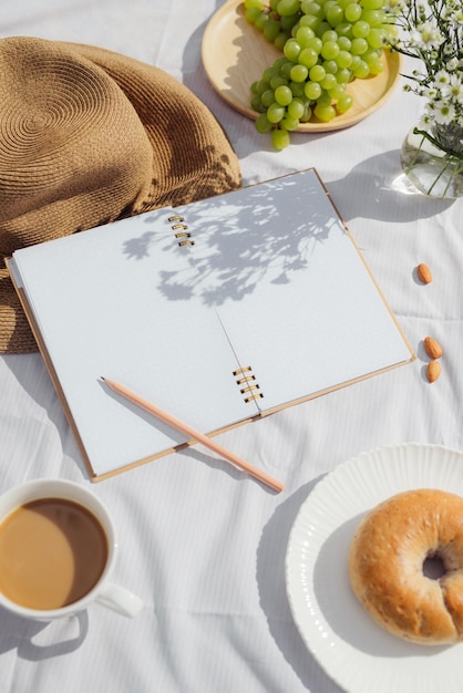 Café da Manhã com pão de café e frutas