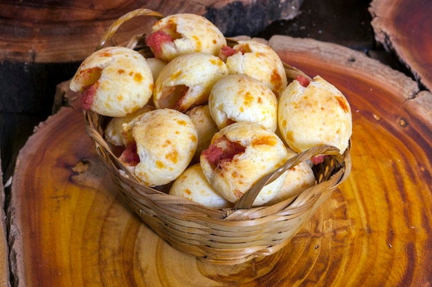 Café da manhã com pão de queijo recheado com calabresa