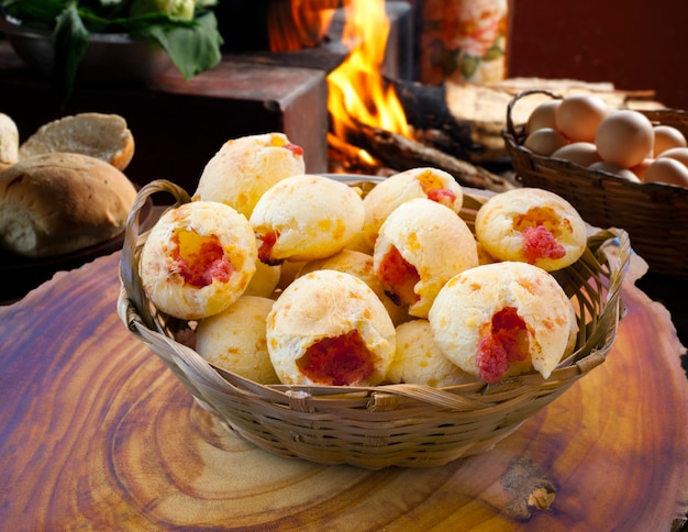 Café da manhã com pão de queijo recheado, pão de queijo, recheado com calabresa