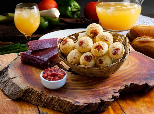 Café da manhã com pão de queijo recheado, pão de queijo