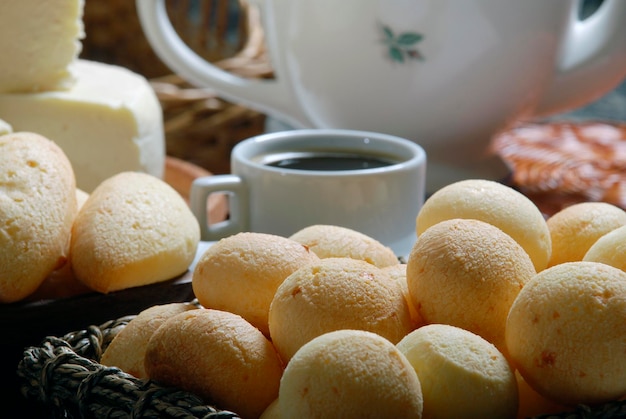 Café da manhã com pão de queijo | Foto Premium Café da manhã com pão de queijo | Foto Premium