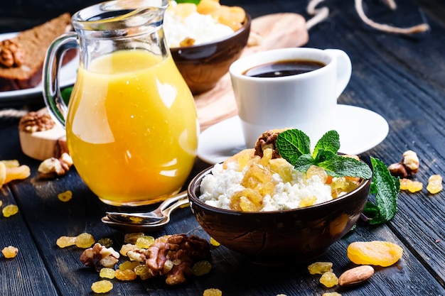 Café da manhã com requeijão caseiro nozes de suco espremido na hora e frutas secas foco seletivo de fundo escuro