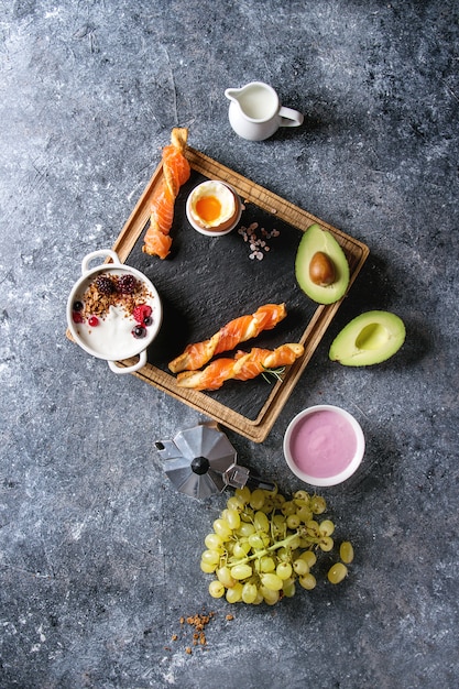 Café da manhã com salmão e iogurte