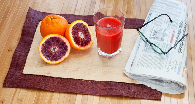 Café da Manhã com suco de laranja e jornal