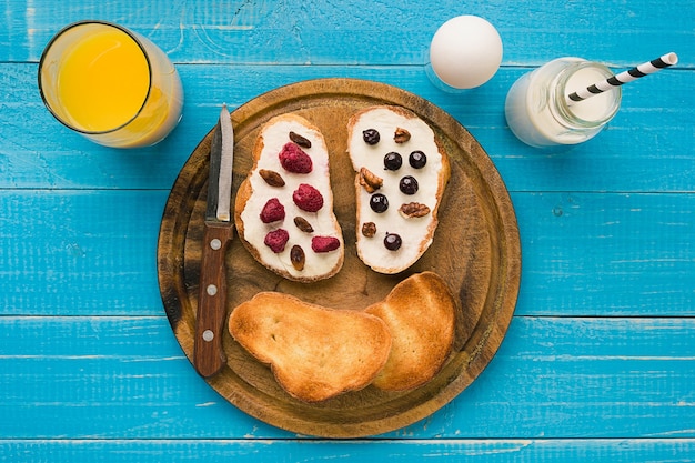 Café da manhã com torradas francesas com frutas frescas. Alimentos saudáveis no café da manhã. Vista do topo. Copie o espaço