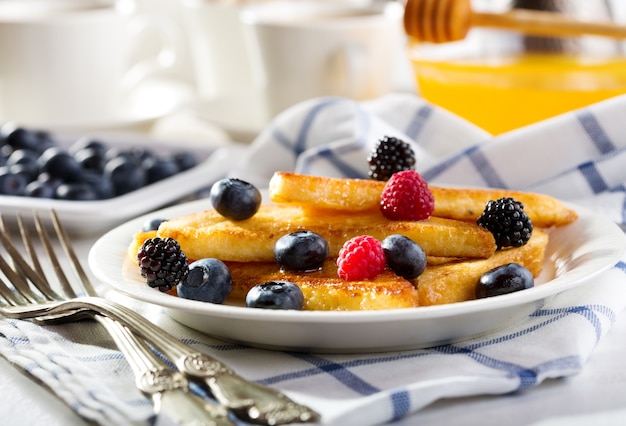 Café da manhã com torradas francesas com frutas frescas