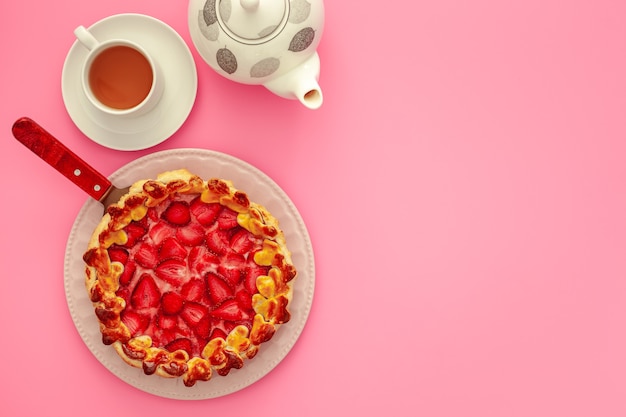 Café da manhã com torta de morango e chá