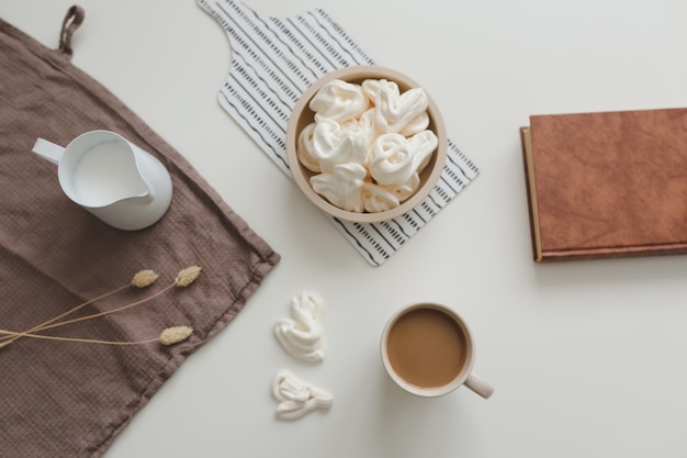 Café da manhã com uma xícara de café em uma mesa branca vista plana lay