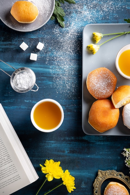 Café da manhã com vários alimentos na mesa