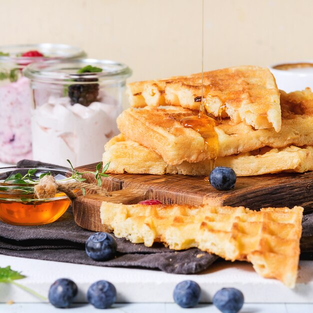 Café da manhã com waffles belgas