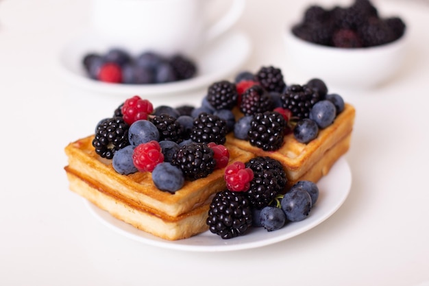 Café da manhã com xícara de chá, waffles e frutas