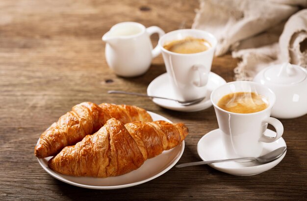 Café da manhã com xícaras de café e croissants