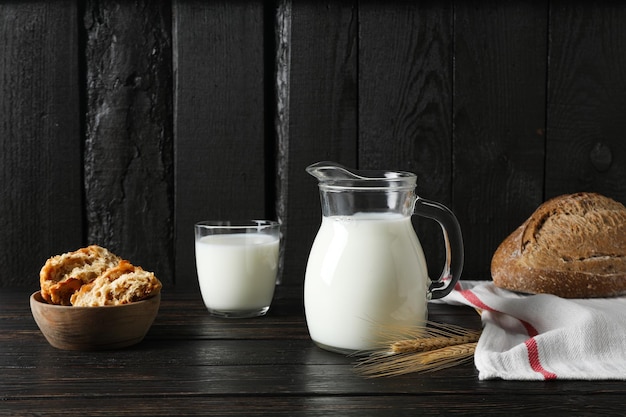 Café da manhã conceito de comida saborosa leite com produtos de padaria