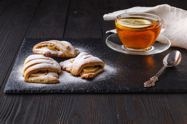 Café da manhã continental com bolos e xícara de chá