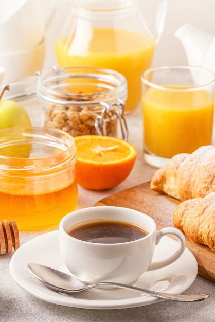 Foto café da manhã continental com suco de laranja e café dos croissants frescos