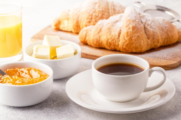 Café da manhã continental com suco de laranja e café dos croissants frescos