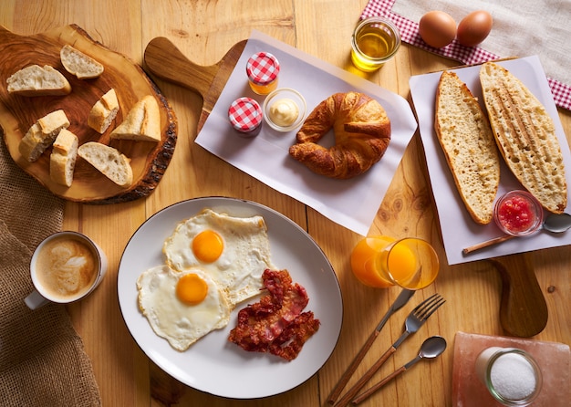 Café da manhã continental croissant ovos bacon pão
