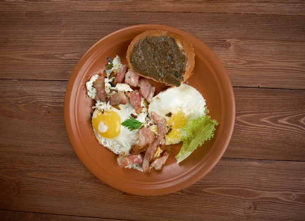 Foto café da manhã country europeu com ovos fritos, bacon frito e baguete com pasta de berinjela