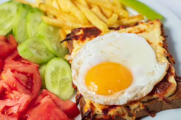 Foto café da manhã cozinha francesa croque madame sanduíche de perto no