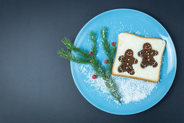 Café da manhã criativo de Natal em um prato azul no preto