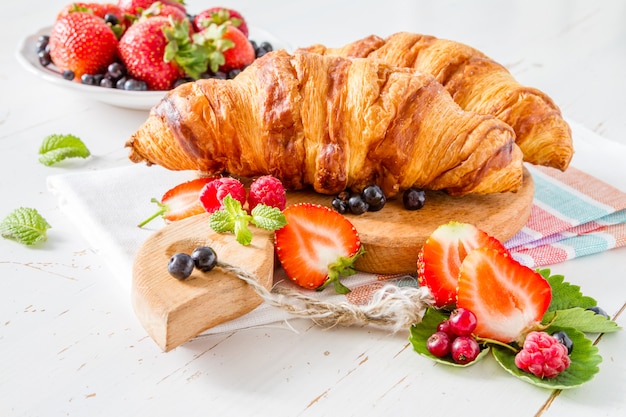 Café da manhã - croissants com frutas