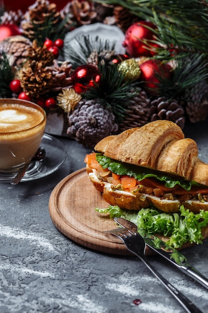 Café da manhã de ano novo com croissants