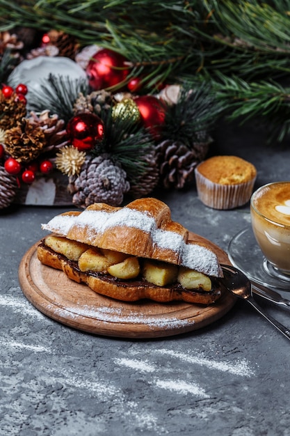 Café da manhã de ano novo com croissants