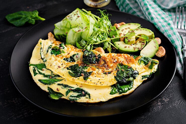 Foto café da manhã de dieta paleo cetogênica omelete com espinafre e pepino de abacate