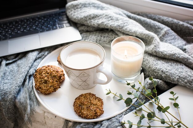 Café da manhã de fim de semana aconchegante com xícara de café e biscoitos na bandeja de cerâmica