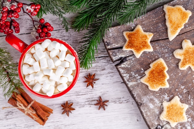 Café da manhã de inverno, xícara com chocolate quente, marshmallows, pão torrado