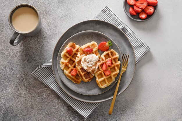 Foto café da manhã de moda com croquetes e café da manhã morangos croissant como waffle