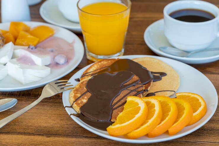 Foto café da manhã de muitos pratos e bebidas em uma mesa de madeira closeup conceito de comida