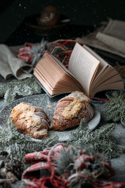 Café da manhã de Natal, croissant e decoração do feriado