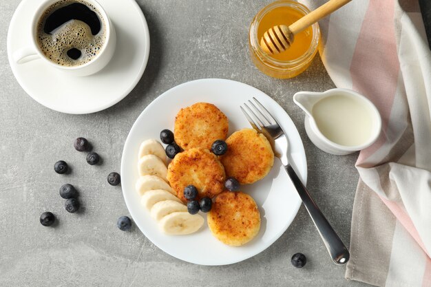 Café da manhã de panquecas de queijo na superfície cinza