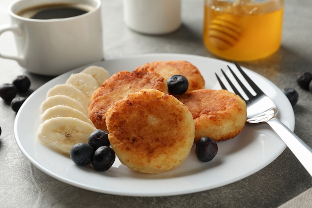 Café da manhã de panquecas de queijo na superfície cinza