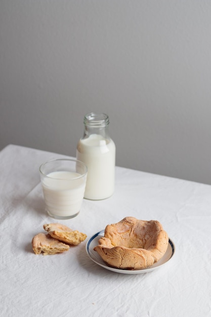 Café da manhã de pastelaria caseiro com leite