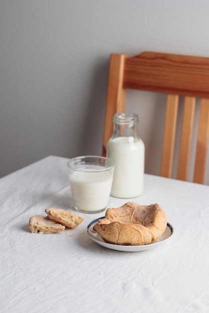 Café da manhã de pastelaria caseiro com leite