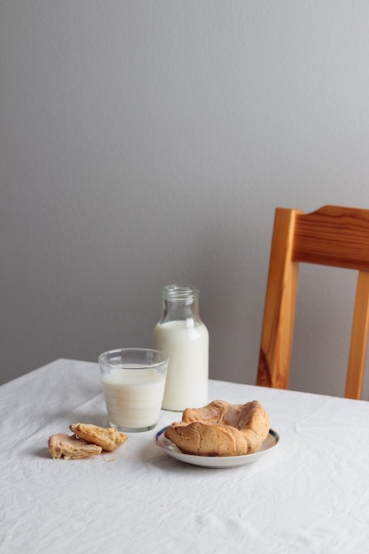 Café da manhã de pastelaria caseiro com leite