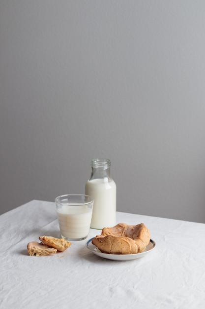 Café da manhã de pastelaria caseiro com leite