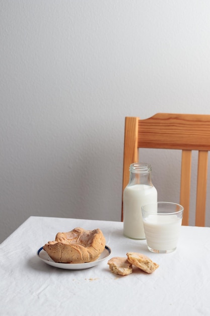 Café da manhã de pastelaria caseiro com leite